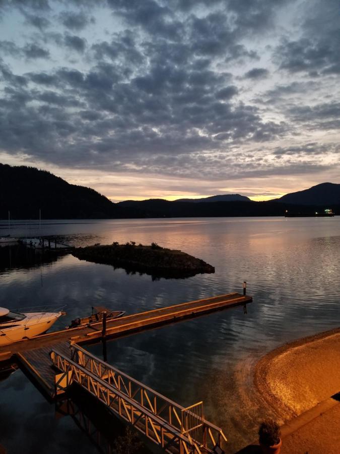 Oceanfront Suites At Cowichan Bay Esterno foto