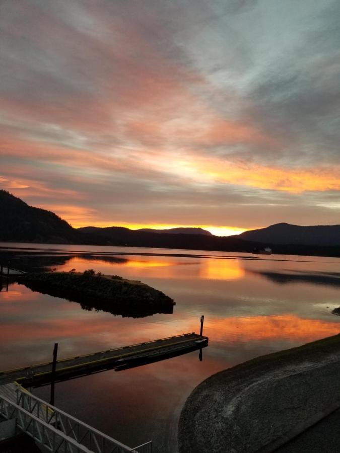 Oceanfront Suites At Cowichan Bay Esterno foto
